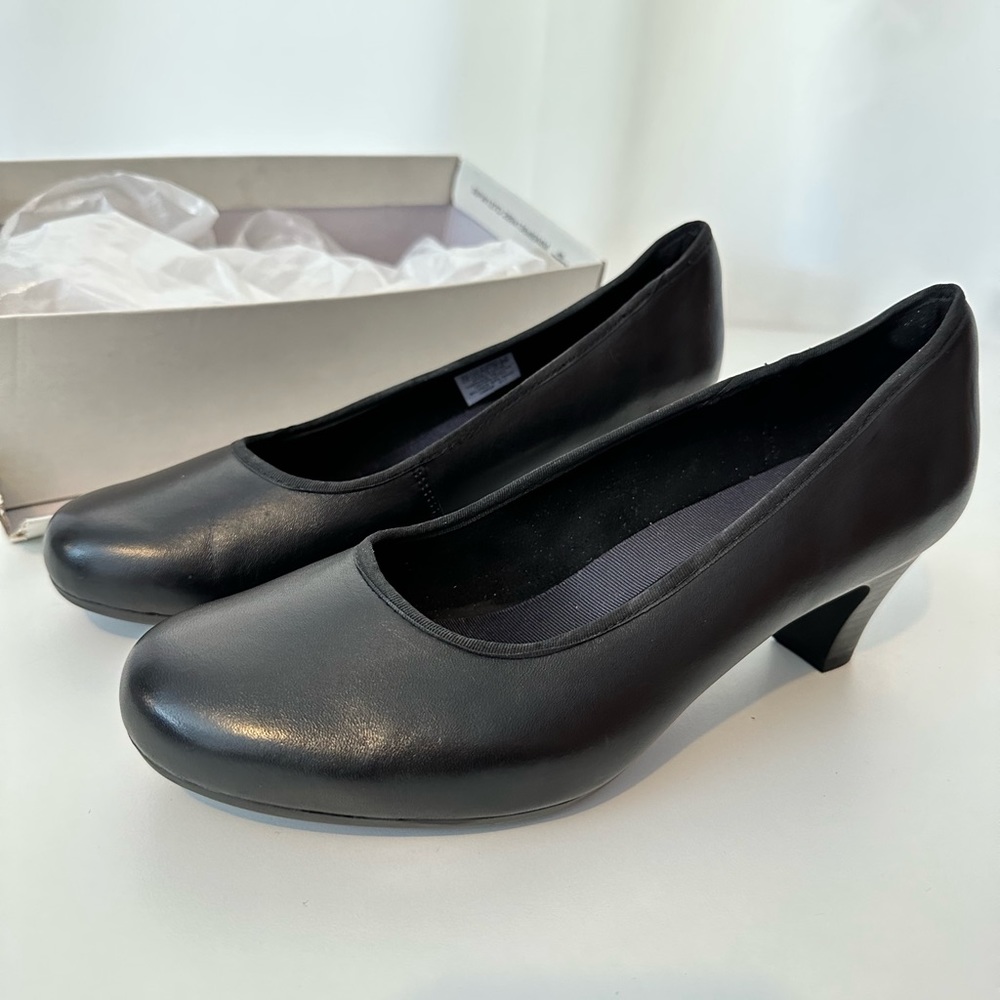 NIB Rockport Black leather pumps  - 8 W - comfy basic